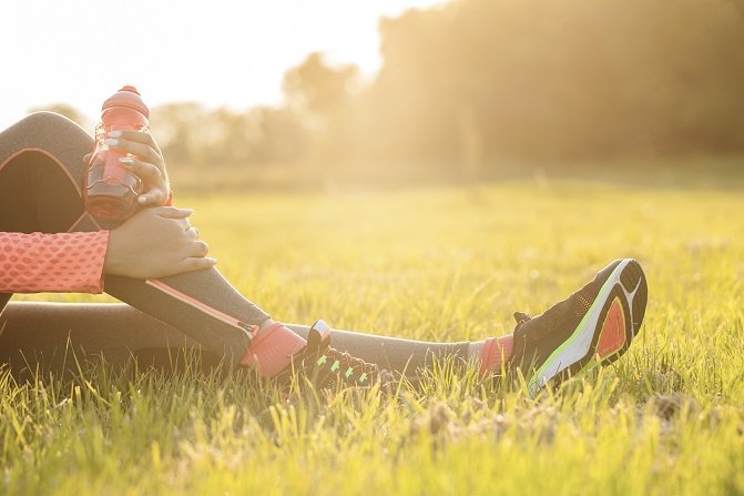 Runner woman warm up